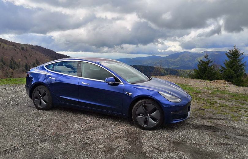 La Tesla Model 3 lâche après seulement un an, Google Maps fait